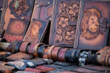 Deri eşyalar: çantalar, çantalar, çantalar ticaret masasında 