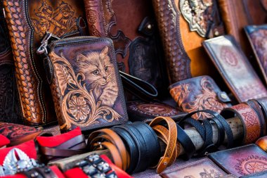 Deri eşyalar: çantalar, çantalar, çantalar ticaret masasında 