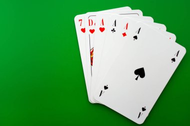cacino yeşil masada kartları oynamak, poker