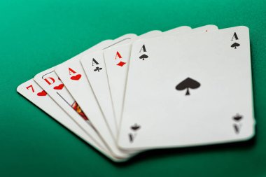 yeşil masaüzerinde kart oynuyor. Poker