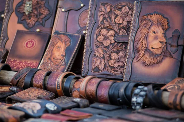 Deri eşyalar: çantalar, çantalar, çantalar ticaret masasında 