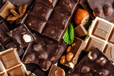 Çikolata koyu taş zemin üzerine. Kopya alanı ile Üstten Görünüm