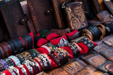 Deri eşyalar: çantalar, çantalar, çantalar ticaret masasında 