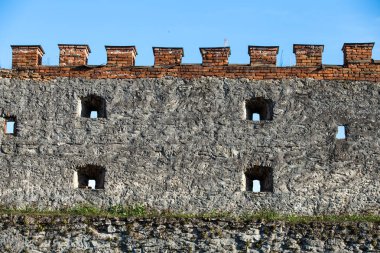 doğal kilitlerden yapılmış eski yıkılmış hortum. Duvarlar ve pencereler