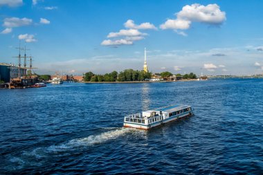 Büyük Neva Nehri, St. Petersburg, Rusya. 9 Haziran 2019.Hoş geldin Sai