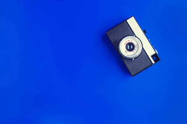 Antigua cámara de telémetro vintage sobre fondo azul — Foto de Stock