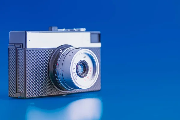 Old rangefinder vintage camera on blue background — Stock Photo, Image