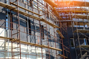 Devam eden çalışmalar için platformlar sağlayan kapsamlı iskele o