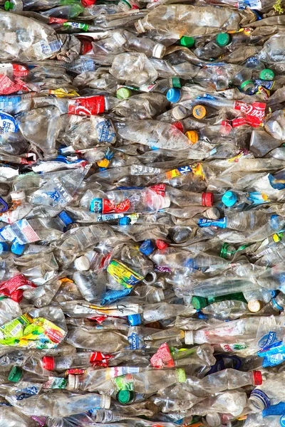 Пластиковые бутылки прессованы и упакованы для переработки. Переработка отходов — стоковое фото