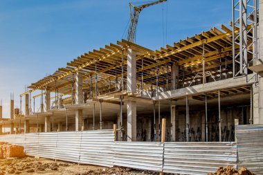 İnşaat site arka plan. Vinçler ve yeni multi-stor kaldırma