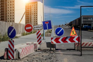 Çalışmalar devam ediyor. Yol çalışmaları, yol işaretleri. İşyerindeki adamlar. Bazı işaretler