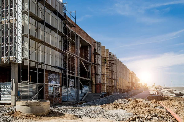 Hintergrund der Baustelle. Hubkräne und neue Multi-Stores — Stockfoto