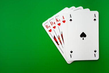 cacino yeşil masada kartları oynamak, poker