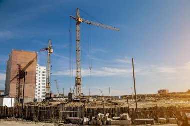 İnşaat site arka plan. Vinçler ve yeni multi-stor kaldırma
