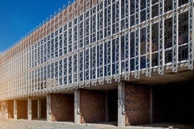 İnşaat site arka plan. Vinçler ve yeni multi-stor kaldırma