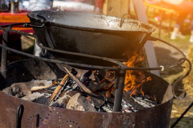 Büyük bir kızartma tavası pişirme için ısıtılır. Lezzetli yemek 