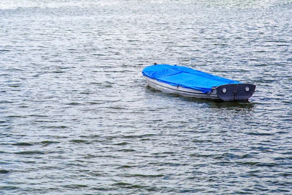 Képet a kék fából készült halászhajón Horgonyzott a tengeren — Stock Fotó