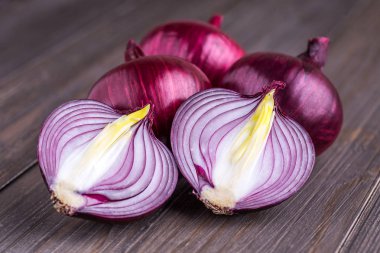 Kırsal ağaçta kırmızı soğan