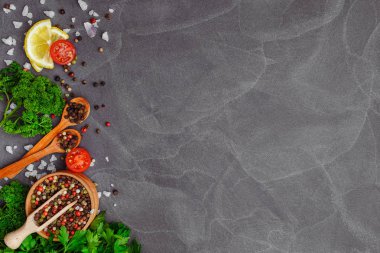 Siyah taş masada taze otlar ve baharatlar. Yemek konsepti. Fre