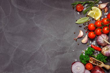 Siyah taş masada taze otlar ve baharatlar. Yemek konsepti. Fre