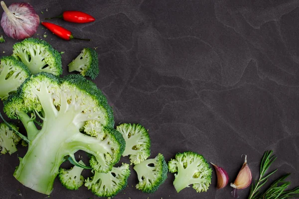 Brócolis cru em chalkboard.Vegetables preto para dieta e saudável — Fotografia de Stock