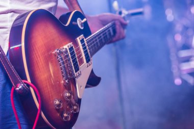 Sahne ışıkları. Gitar ve konser konsepti çalmak. Canlı müzik backg