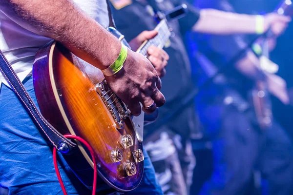 Podium verlichting. Gitaar-en concert concept spelen. Live muziek ACHTERG — Stockfoto