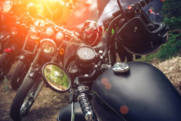 El manillar cromado de una motocicleta. Viaje y libertad, outdoo — Foto de Stock