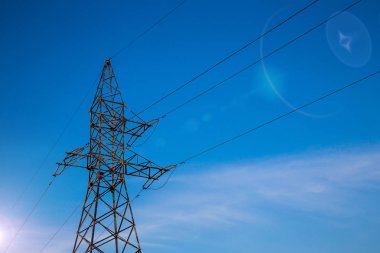Yüksek voltajlı elektrik hatları. Elektrik direci. Güç Kulesi.Dağıtım