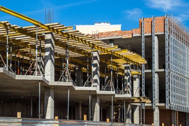 İnşaat site arka plan. Vinçler ve yeni multi-stor kaldırma