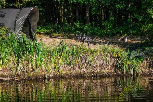 Sesión de pesca de la carpa en el Lake.Carp Angling paisaje escénico ov — Foto de Stock