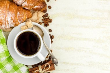 Taş arka planda kavrulmuş fasulye ile kahve fincanı. Espress Kupası