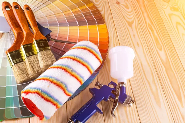 Mesa de trabalho do pintor e do decorador com projeto da casa, cor swatc — Fotografia de Stock