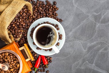 Taş arka planda kavrulmuş fasulye ile kahve fincanı. Espress Kupası