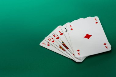 yeşil masaüzerinde kart oynuyor. Poker