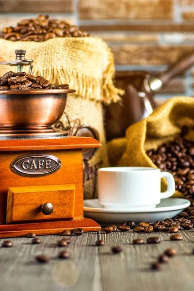 Csendélet a kávébab és a régi kávésmill a fa b — Stock Fotó