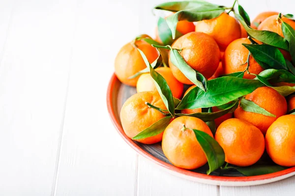 Mandarinky (pomeranče, klementinky, citrusových plodů) se zelenou op — Stock fotografie