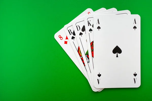 Cacino yeşil masada kartları oynamak, poker Stok Fotoğraf