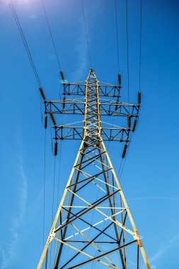 Yüksek voltajlı elektrik hatları. Elektrik direci. Güç Kulesi.Dağıtım