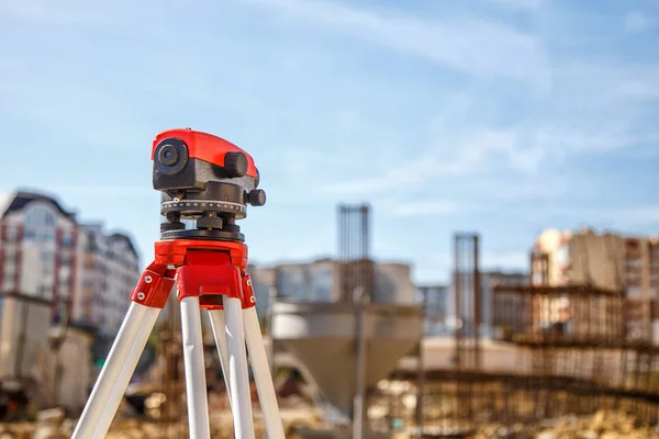 Inspektor zařízení Gps systém nebo teodolit venku na dálnici — Stock fotografie