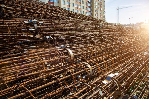 Tondino in acciaio per cemento armato in cantiere con — Foto Stock