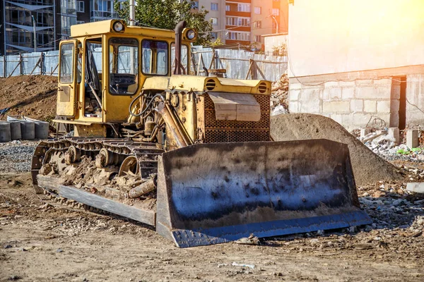 Sárga Bulldozer az új építési területen, a fényes nap a — Stock Fotó