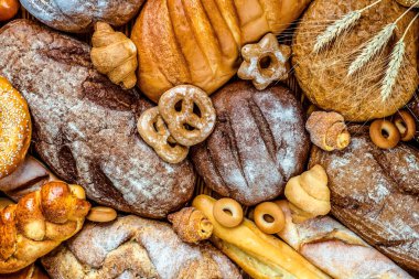 Masada taze kokulu ekmek. Yiyecek konsepti