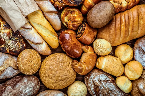 Pan fresco y fragante sobre la mesa. Concepto alimenticio —  Fotos de Stock