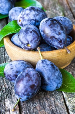 Ahşap masa arka plan üzerinde taze Erik. Mavi Erik meyve yarısı.