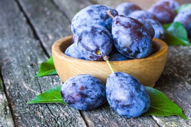 Ahşap masa arka plan üzerinde taze Erik. Mavi Erik meyve yarısı.