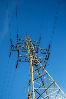 Yüksek voltajlı elektrik hatları. Elektrik direci. Güç Kulesi.Dağıtım