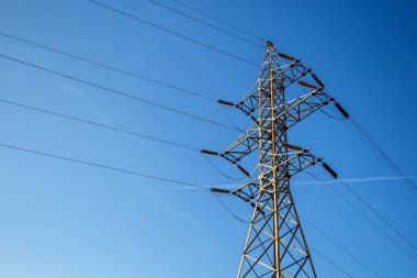 Yüksek voltajlı elektrik hatları. Elektrik direci. Güç Kulesi.Dağıtım