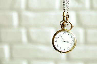 vintage saat eski bir tuğla duvara asılı 