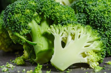 Makro fotoğraf yeşil taze sebze brokoli. Taze yeşil brokoli
